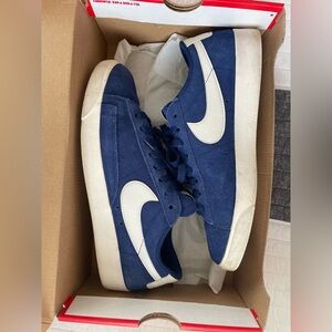 Nikes blazers low, women’s 9.5